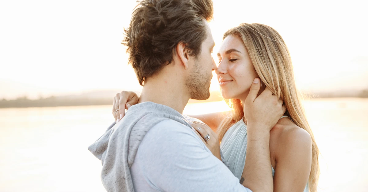 "Ten pierwszy raz". Specjalista o tym, jak rozmawiać o inicjacji przed wakacjami [ROZMOWA]