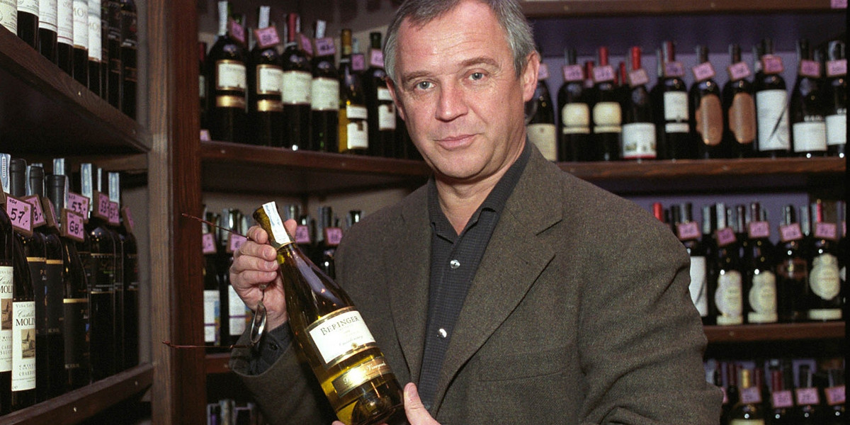 Marek Kondrat w sklepie z winem