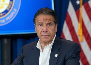 Dlaczego nie nosisz sukienek? Feministyczne emblematy zapewniły Cuomo ochronę