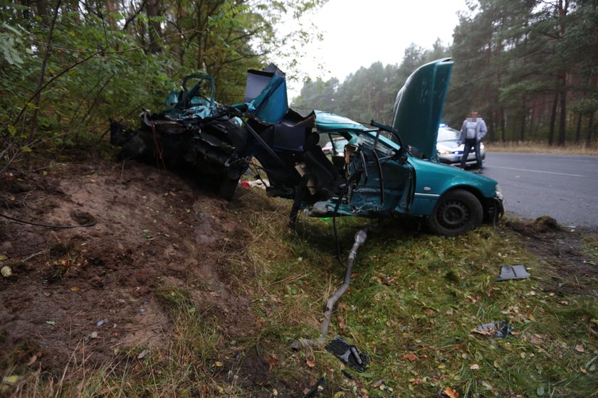 Groza niedaleko Kaczenic! Z mercedesa została miazga