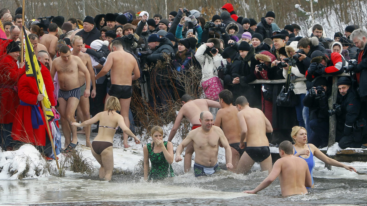 Setki osób wykąpały się dzisiaj w Kijowie w lodowatej wodzie Dniepru w związku z przypadającym tego dnia u wiernych Kościołów obrządków wschodnich świętem Chrztu Pańskiego, zwanym powszechnie świętem Jordanu.
