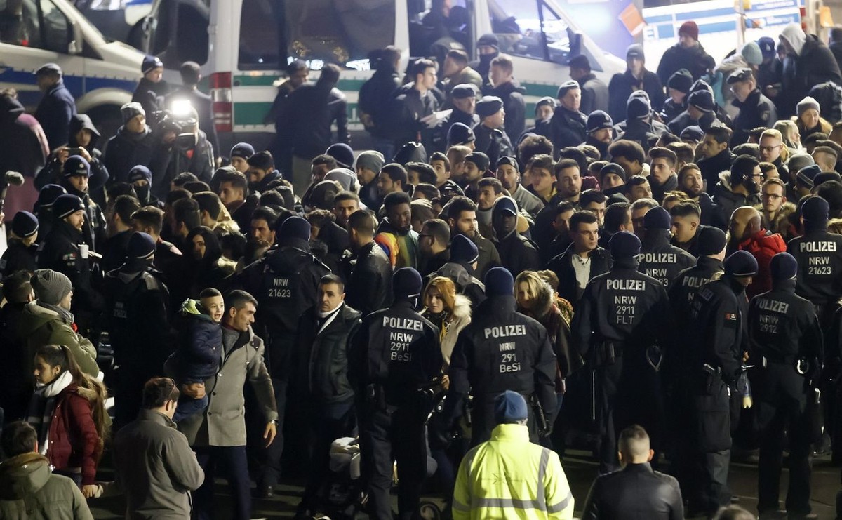 Imigranci i policja w okolicy dworca kolejowego w Kolonii