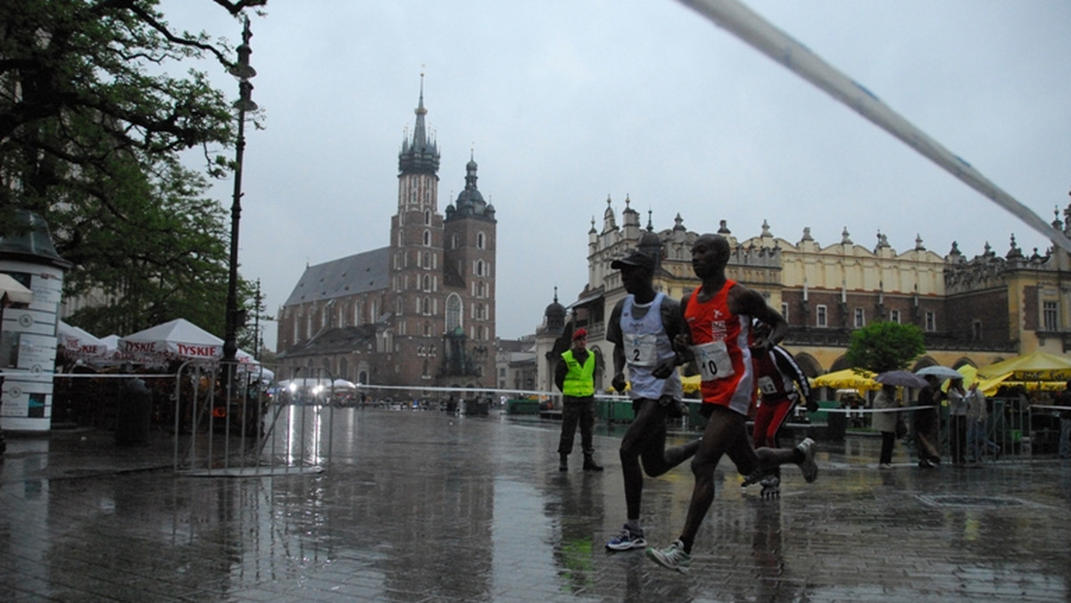 Dla wszystkich, którzy na co dzień są pełni energii, a bieganie jest dla nich najlepszą formą relaksu Urząd Miasta Krakowa przy współpracy z Ośrodkiem Sportu i Rekreacji "Krakowianka" pod patronatem prezydenta Miasta organizują już VIII edycję cieszącego się stale rosnącą popularnością Cracovia Maraton.