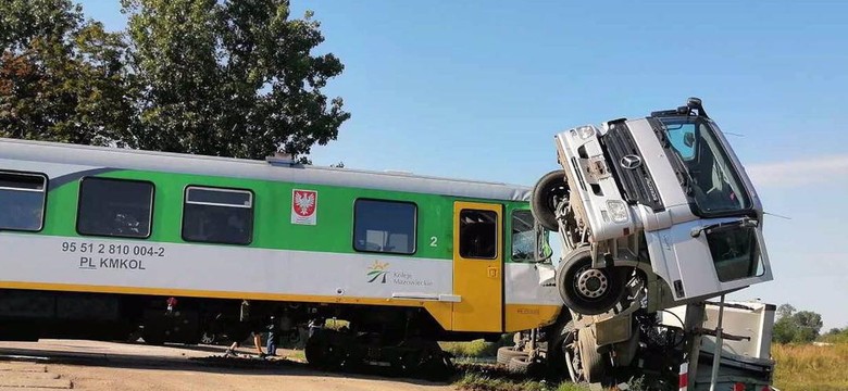 Pod Płońskiem szynobus zderzył się z ciężarówką. Wszczęto dochodzenie