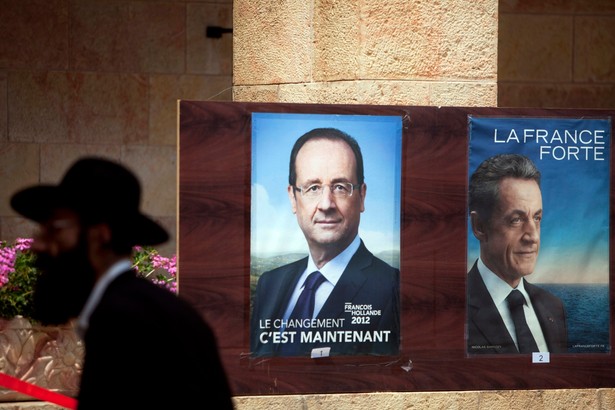 Francois Hollade i Nicolas Sarkozy na plakatach