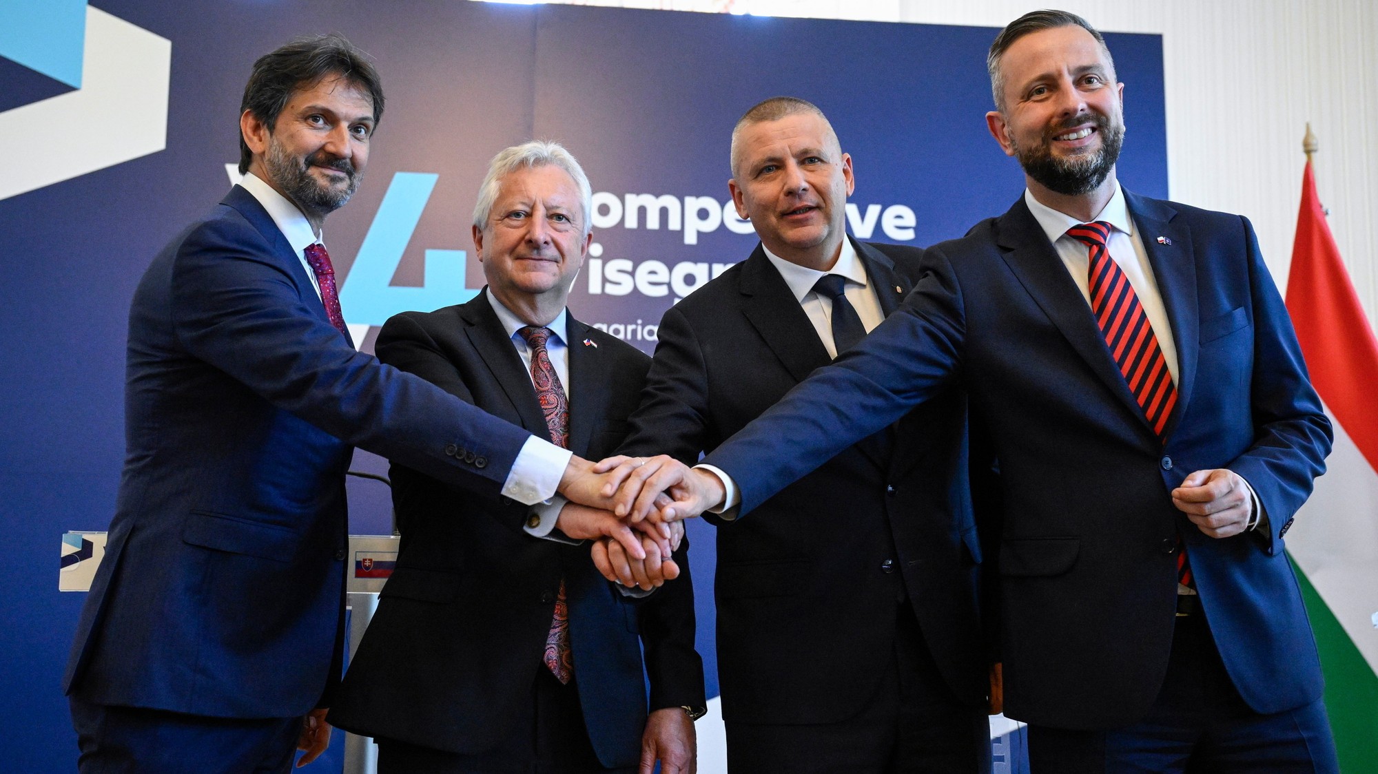 Ministri obrany krajín Vyšehradskej štvorky (V4) zľava Robert Kaliňák (Slovensko), Jaromír Zůna (Česko), Romulusz Ruszin-Szendi (Maďarsko) a Wladyslaw Kosiniak-Kamysz (Poľsko) v  Budapešť, 25. júna 2026.
