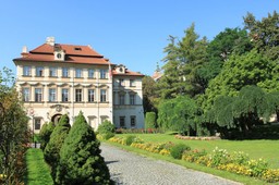 Sikorski chce zamykać polskie ambasady