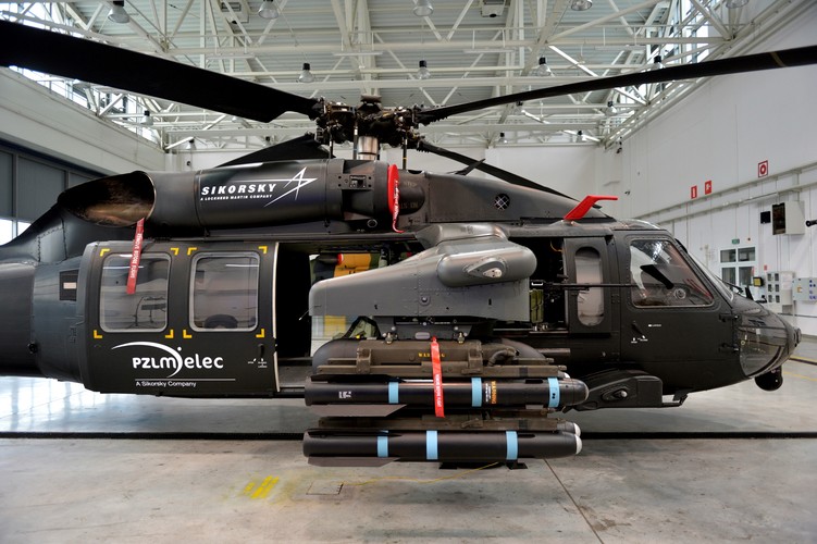 Na początku października br. Ministerstwo Rozwoju, które prowadziło negocjacje offsetowe, poinformowało o zakończeniu rozmów ws. śmigłowców Airbus Helicopters H225M Caracal, uznając dalsze rozmowy za bezprzedmiotowe. Według rządu oferta Airbusa nie uwzględniała interesów ekonomicznych i bezpieczeństwa Polski, a wartość proponowanego offsetu była niższa od oczekiwanej. Minister obrony narodowej Antoni Macierewicz zapowiedział, że Wojskom Specjalnym zostaną w najbliższych miesiącach dostarczone maszyny Black Hawk.