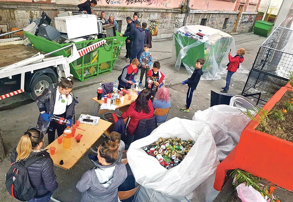 U martu su sproveli prvu akciju prikupljanja papira koju su nazvali "Kuću raspremi, školu opremi", te su deca i roditelji donosili novine, karton, razne hartije za reciklažu, a akciji su se priključila i užička javna preduzeća, štamparije, banke, trgovci...