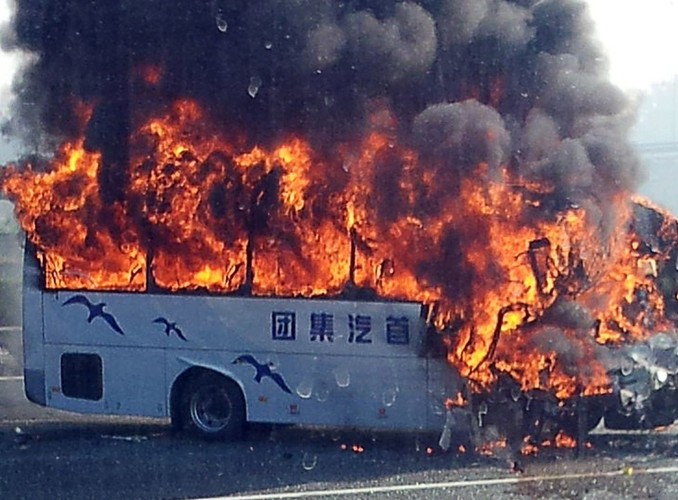 Tragiczne w skutkach zderzenie autokaru z ciężarówką w Chinach