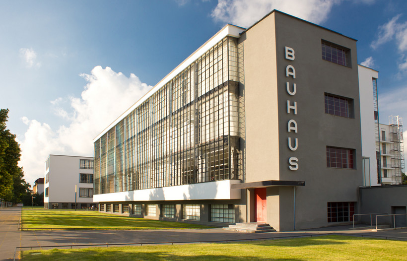 Bauhaus, uczelnia artystyczno-rzemieślnicza powstała w Weimarze z połączenia Akademii Sztuk Pięknych i Szkoły Rzemiosł Artystycznych w 1919 r., później od 1925 r. działająca w Dessau i w latach 1932–1933 w Berlinie. Została utworzona przez Waltera Gropiusa,