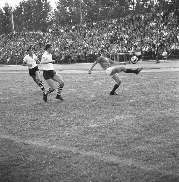 Kadr z finału Pucharu Polski 1967, w którym Raków przegrał po dogrywce 0:2 z Wisłą kraków.