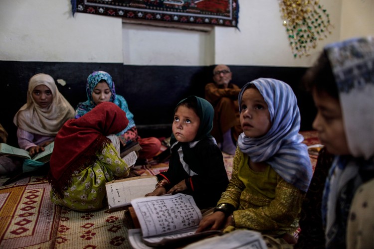 Dziewczynki na lekcji czytania Koranu w meczecie w Islamabadzie