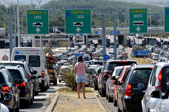 DEVOJČICI POZLILO NA EVZONIJU, HITNA POMOĆ SE JEDVA PROBILA! Ogromne gužve na granici sa Grčkom, ljudi ZAGLAVLJENI satima, napetost na ivici incidenta