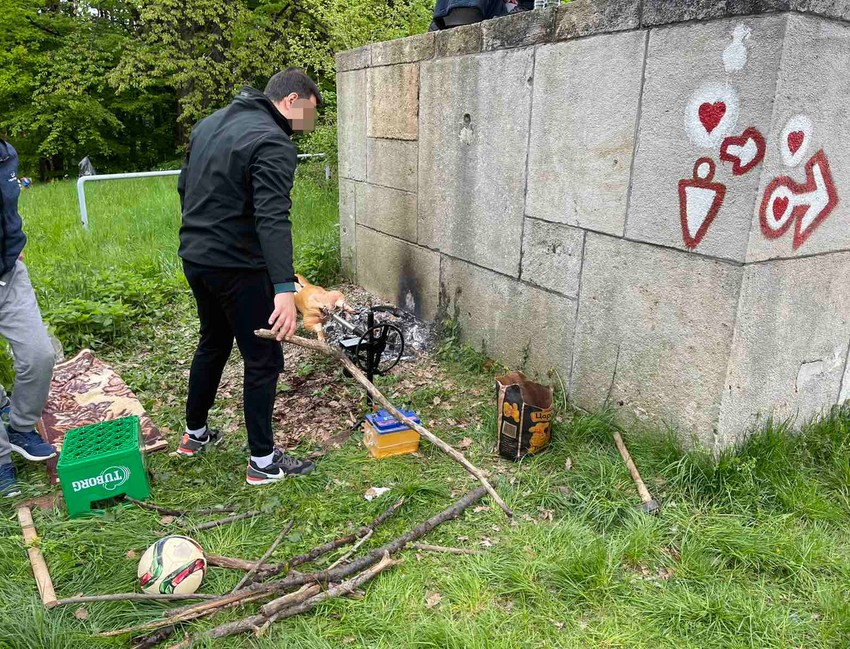Ljudi pomažu da se skloni ražanj