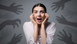 Savremeni strahovi, kao FOBO i FOMO, utiču na odluke i odnose