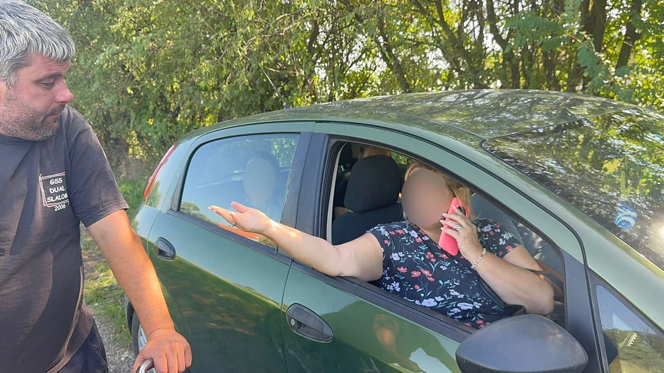 Srđanova majka u automobilu