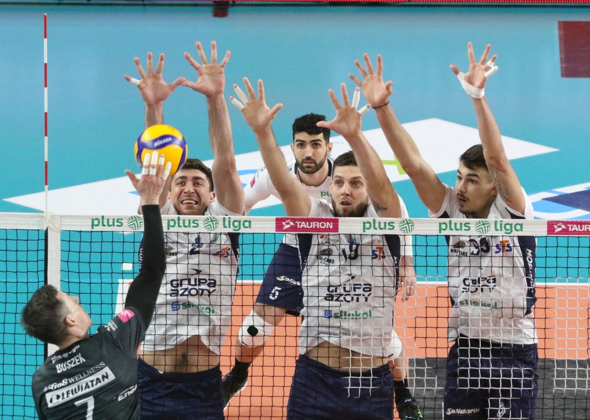 Zawodnicy Grupy Azoty Zaksy Kędzierzyn-Koźle: Łukasz Kaczmarek (2L), Dmytro Paszycki (2P) i Daniel Chitigoi (P) oraz Rafał Buszek (L) z Enei Czarnych Radom podczas meczu Ekstraklasy siatkarzy