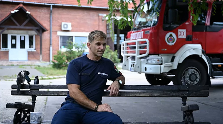 Bódi Attila tűzoltó őrmester a videóban elmeséli Szikra felnevelésének történetét / Fotó: YouTube