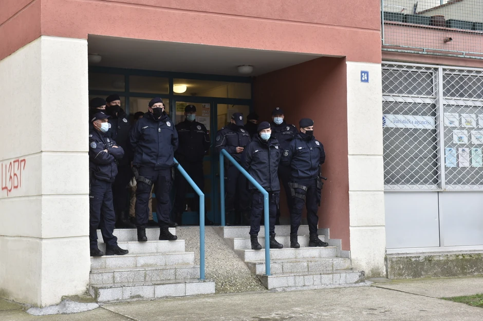 Policija blokirala ulaz u stan