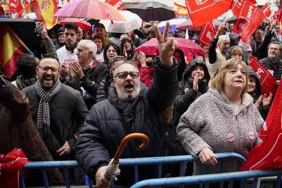 "NE DAJ SE PEDRO" Hiljade pristalica španskog premijera izašlo na ulice u znak podrške (FOTO)