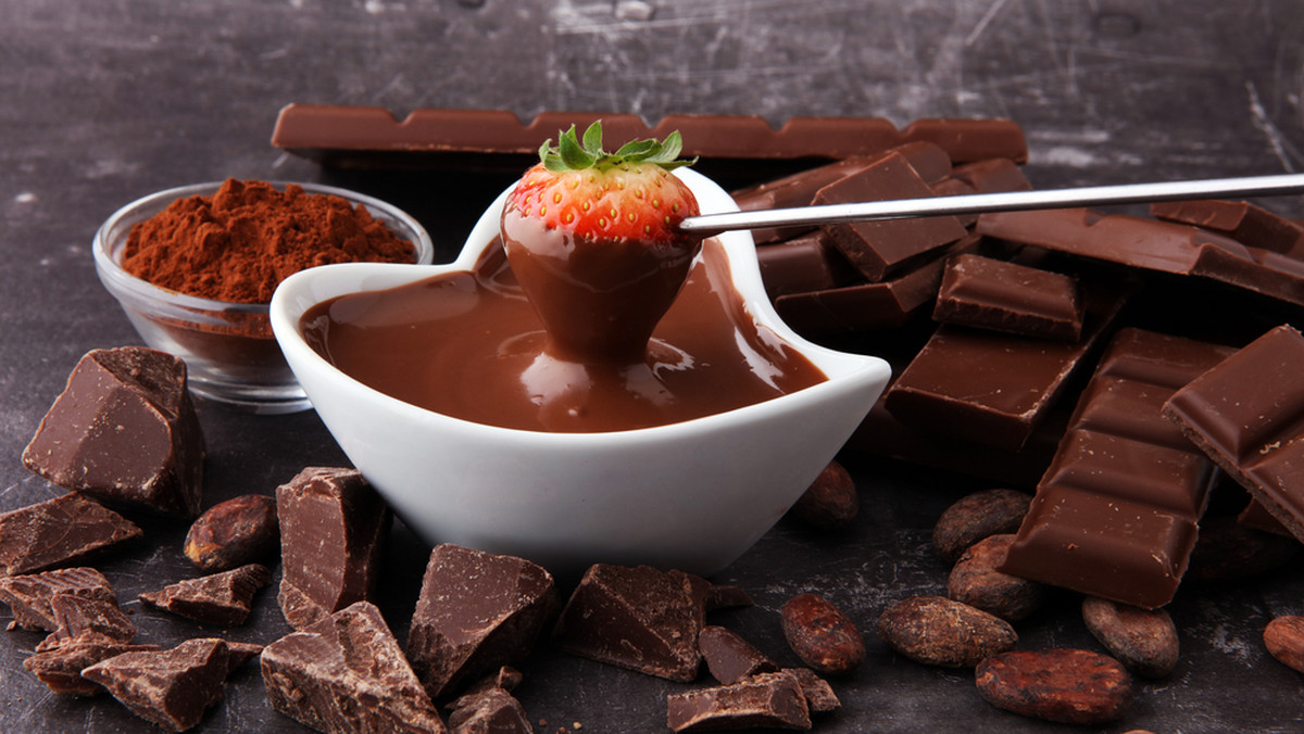 Fondue czekoladowe - jak zrobić? Jakiej czekolady użyć?