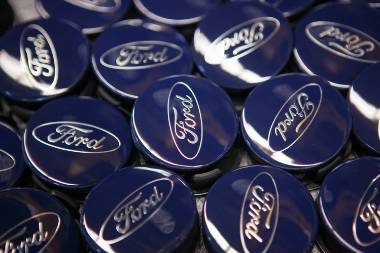<b>4. Ford Motor - 47 miejsce w rankingu</b> 
<br>
<br>
Ford Motor Company to amerykański koncern motoryzacyjny założony 16 czerwca 1903 roku przez Henry'ego Forda w Detroit.
<br>
<br>
Kiedyś frma dysponowała własnymi lasami, kopalniami, hutami, transportem wodnym, lotniczym i kolejowym. Obecnie jest to duży koncern branży motoryzacyjnej produkujący samochody osobowe, ciężarowe, autobusy, pojazdy i maszyny rolnicze, sprzęt informatyczny i inne wyroby.