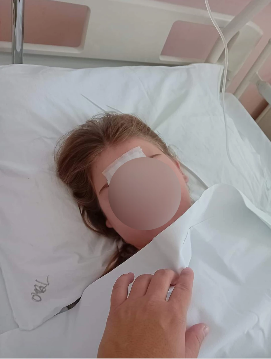 Drugaricu je šutnuo u glavu i slomio joj nos