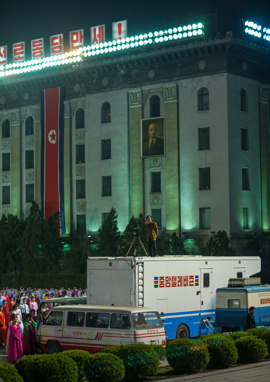 Wóz transmisyjny rządowej telewizji, stojący obok placu Kim Ir Sena w 2008 r.
