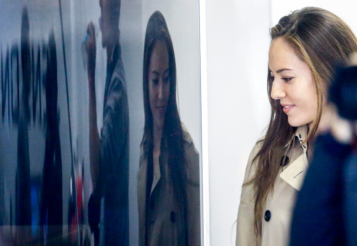 Jenson Button ściga się pod czujnym okiem pięknej partnerki