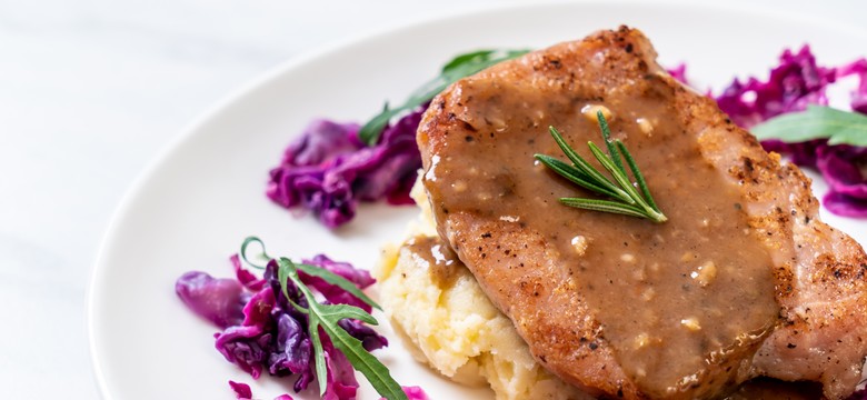 Pyszny obiad na niedzielę. Podajemy przepis, Ty gotujesz. Kruche i aromatyczne kotlety z karkówki