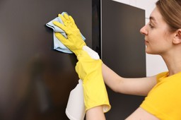 wlewam 2 łyżki do wody i czyszczę fronty mebli. taki roztwór usuwa kurz i nabłyszcza, a w domu pięknie pachnie, jak po generalnych porządkach sposób na mycie mebli z kurzu genialny trik