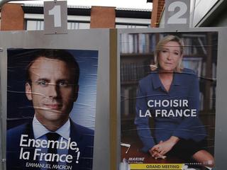 Badania opinii publicznej wskazują, że do września 2021 roku Marine Le Pen szła łeb w łeb w starciu z Emmanuelem Macronem i mogła liczyć na lepszy wynik w drugiej turze niż cztery lata temu. Na zdjęciu: plakaty wyborcze z 2017 roku