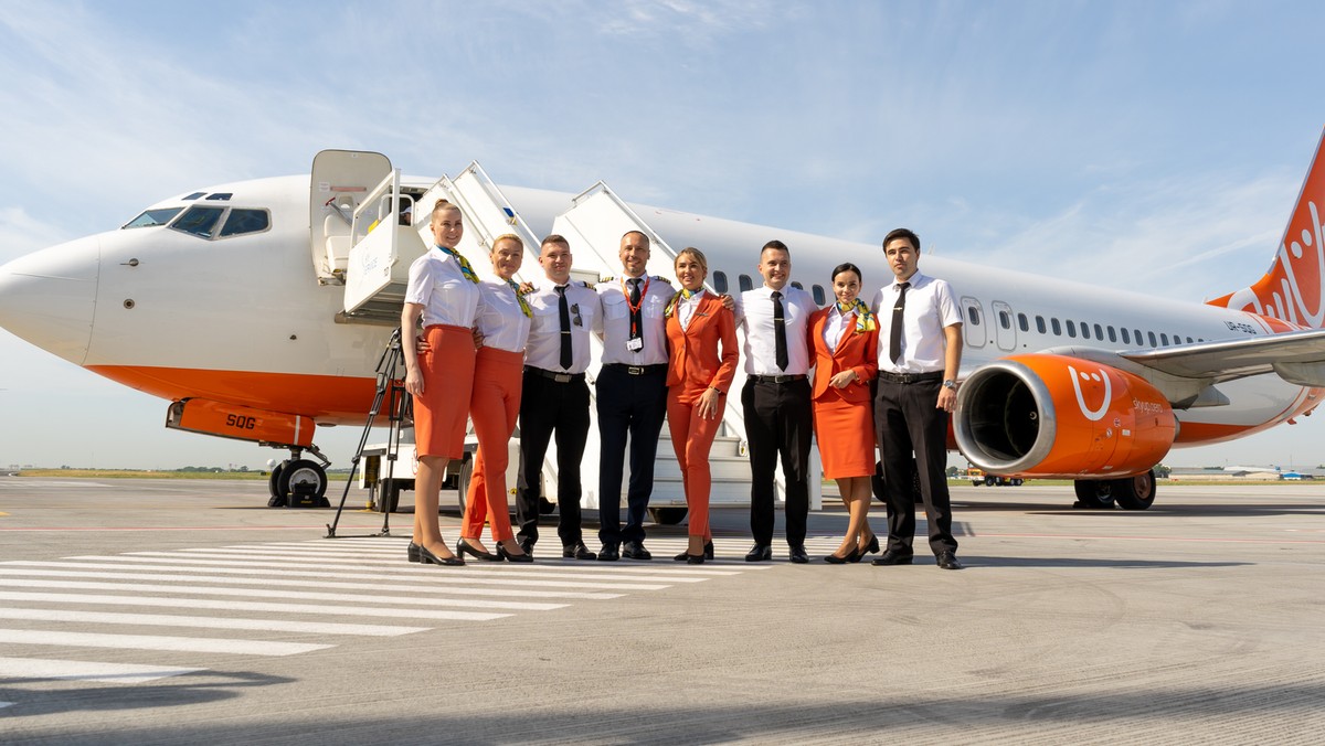 SkyUp Airlines zmienia stroje stewardes. Zamiast szpilek, sportowe buty [INSTAGRAM]