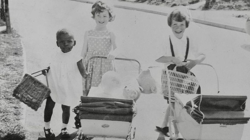 Profesorka Učegbu kao dete sa sestrama iz starateljske porodice u Kentu, u Engleskoj | Foto: Ijeoma Uchegbu