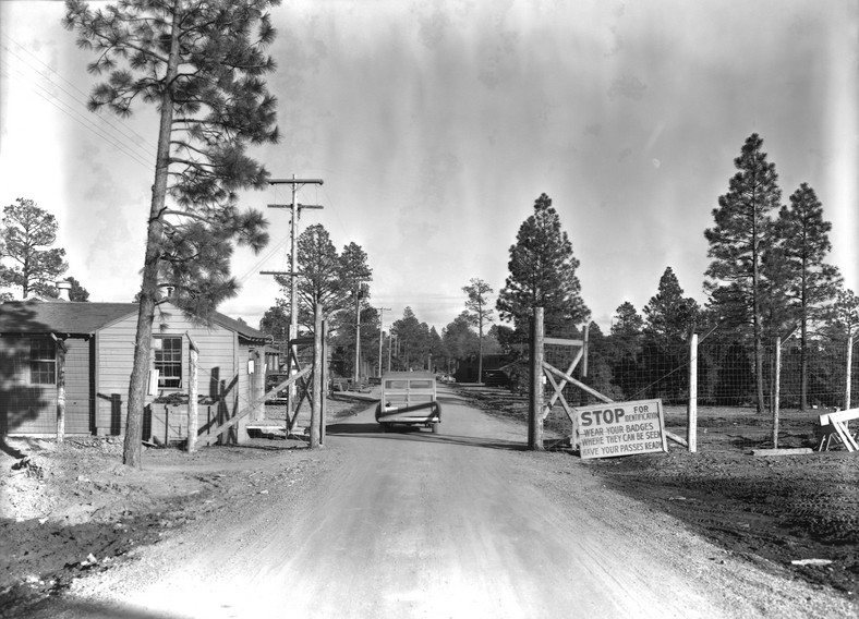 Wjazd do bazy w Los Alamos, gdzie odbywały się prace nad projektem Manhattan