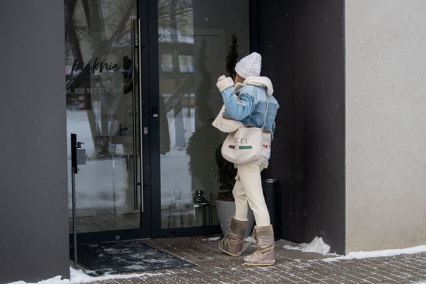 Małgorzata Rozenek-Majdan przebija się przez śnieg na manicure. Meksykańska opalenizna i odzież warta fortunę
