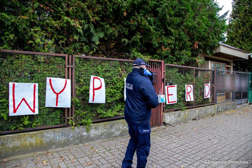 Policjanci pilnujący domu Kaczyńskiego mają kłopoty