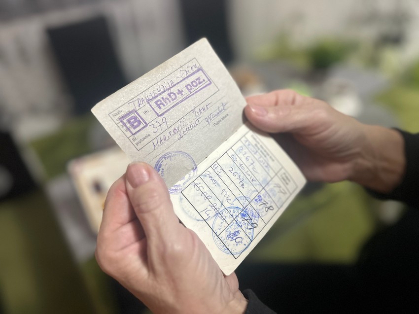 Poziva ljude da budu humani i pomažu drugima, naglašavajući važnost solidarnosti i nesebičnosti