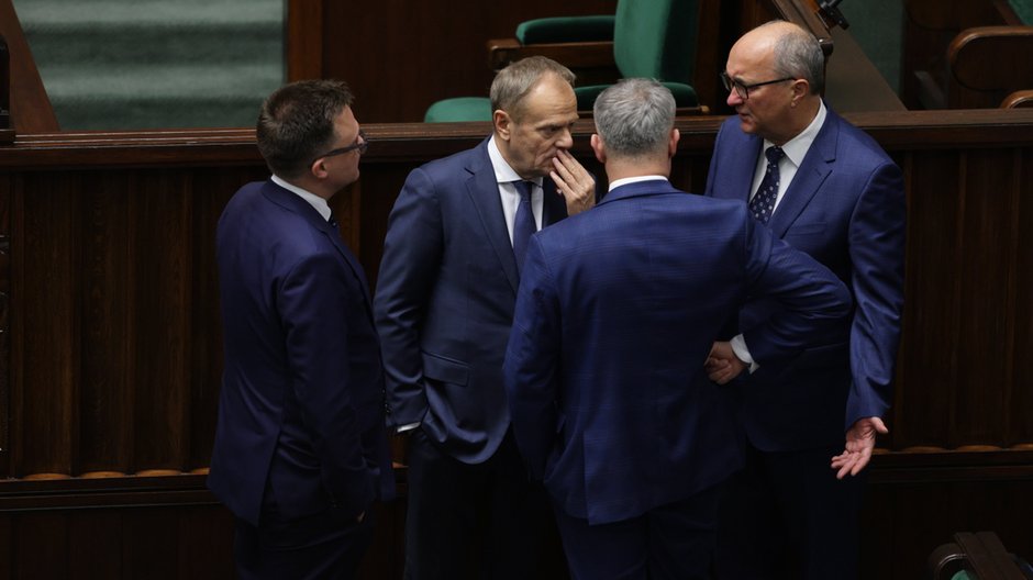 (od lewej) Szymon Hołownia, Donald Tusk, Krzysztof Gawkowski (tyłem) i Włodzimierz Czarzasty w Sejmie. 12.12.2023 r.