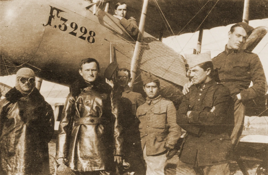 Janko markicević, drugi s leva, sa grupom srpskih pilota 1916 na aerodromu u Mikri