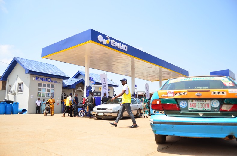 Enyo storms Akure and rewards indigenes with free fuel. (Enyo) 
