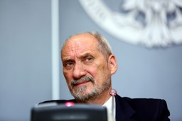 Macierewicz: W tym roku pierwsze śmigłowce Black Hawk dla komandosów