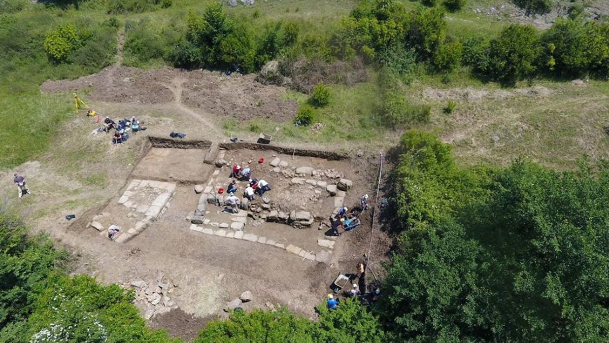 Zaginione miasto sprzed ponad 2 tys. lat – Bassanię - odkryli polscy archeolodzy w Albanii. Twierdza prawdopodobnie została zniszczona przez Rzymian w początkach naszej ery. Do tej pory jej ruiny uznawano za naturalne ostańce skalne.