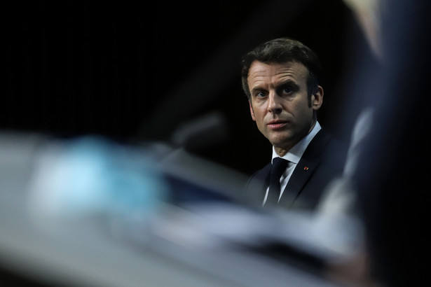Prezydent Francji Emmanuel Macron chce poddać kwestię imigracji pod referendum – poinformowały francuskie media.