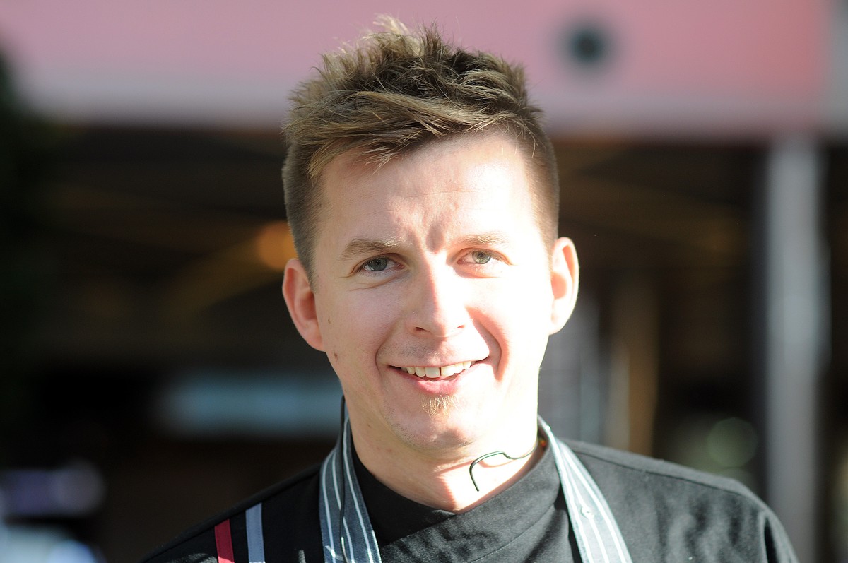 Kulinarny autorytet Karol Okrasa nie palił się do kuchni. Dopóki rodzice nie wysłali go do technikum gastronomicznego.
