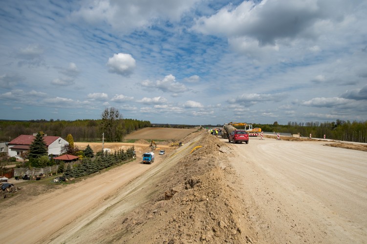 Na zdjęciu: Budowa autostrady A1 na odcinku Stryków-Tuszyn w rejonie miejscowości Plichtów koło Łodzi. <br><br>fot. (mr) PAP/Grzegorz Michałowski