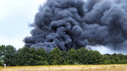 Pożar w Żółwinie. Płonie hala, akcję gaśniczą utrudnia konstrukcja budynku