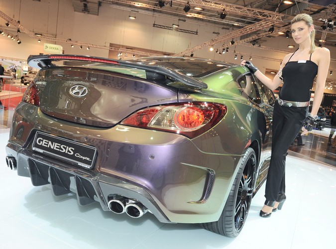 Essen Motor Show kręci się na całego! To prawdziwe targowisko próżności, mocy i błyszczących karoserii. Wystawa w Essen jest najbardziej oczekiwaną imprezą tuningową na świecie. Właśnie tam, jak do Mekki, ciągną fani najdziwniejszych czterech kółek…