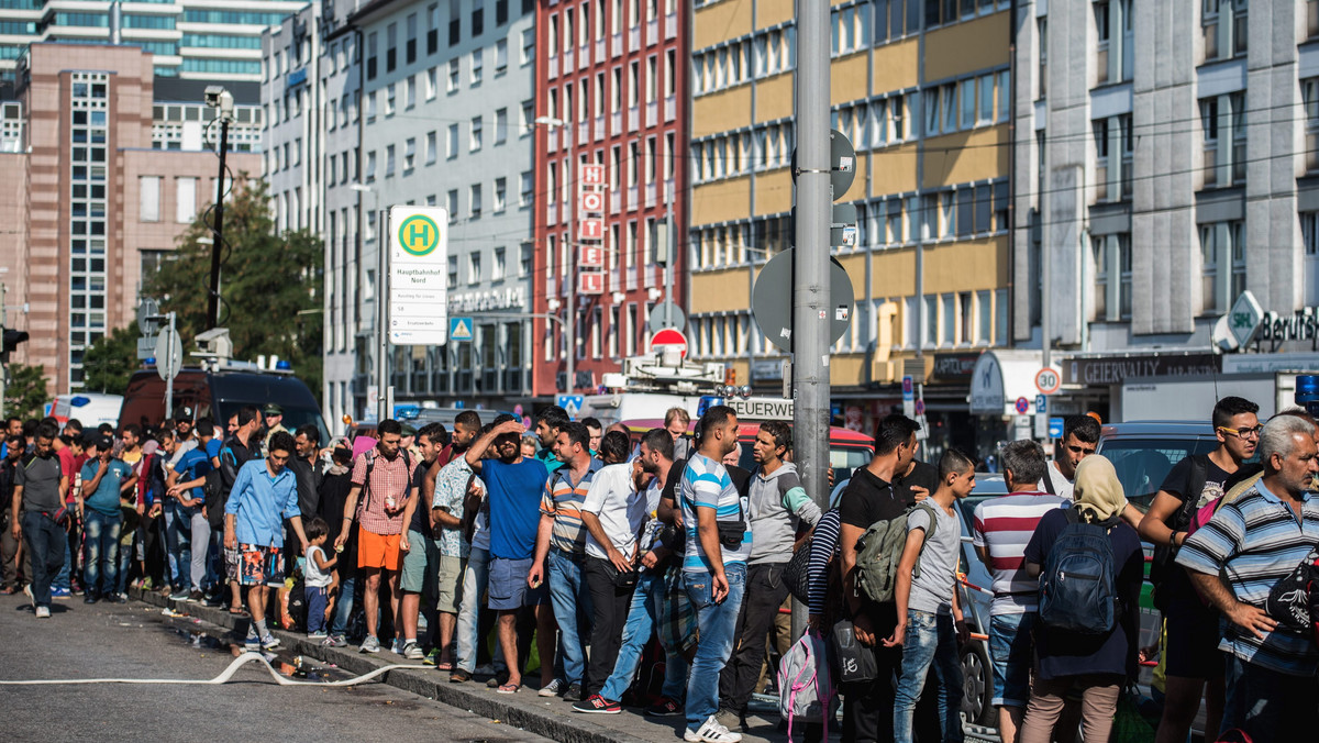 Uchodźcy przybywający z Węgier do stolicy Austrii nie będą rejestrowani ani poddawani kontrolom, a ich podróż dalej na Zachód nie będzie utrudniana - poinformował szef wiedeńskiej policji Gerhard Puerstl.